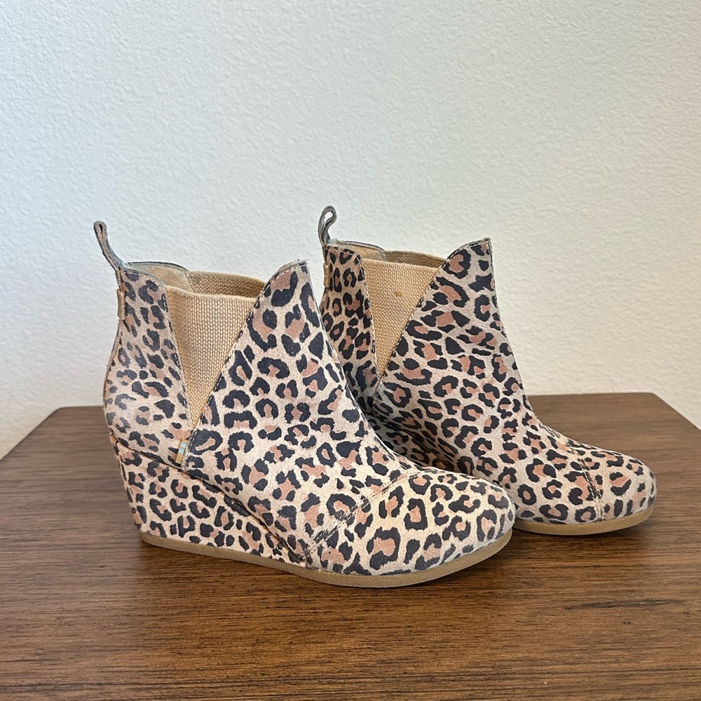 Toms Size 7 Leopard Wedge Booties